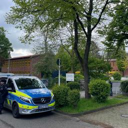 Polizei vor der Theo-Hespers-Gesamtschule in Mönchengladbach