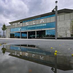 Dunkle Wolken ziehen über das Werk der Tesla-Autofabrik. 