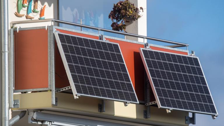 Solarmodule für ein sogenanntes Balkonkraftwerk hängen an einem Balkon in Stralsund.