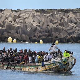 Ein Boot mit 159 Flüchtlingen wird von der spanischen Küstenwache in den Hafen von El Hierro geleitet