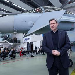 CSU-Ministerpräsident Markus Söder vor einem Eurofighter: Die Staatsregierung will mehr Zusammenarbeit zwischen Universitäten und der Bundeswehr.