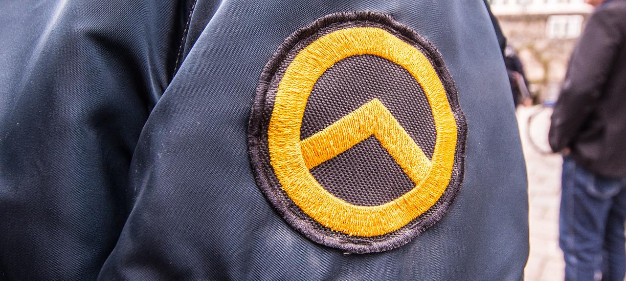 Logo der Identitären Bewegung auf einem Jackenärmel