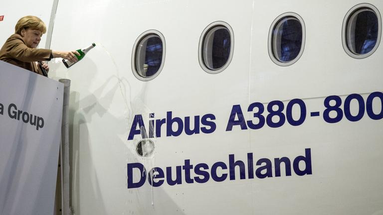 Bundeskanzlerin Angela Merkel tauft einen Airbus A380-800 der Lufthansa auf den Namen "Deutschland". (November 2015)