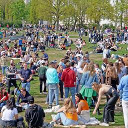 Archivbild: Menschenmenge im Görlitzer Park, Party, Feiern, Treffpunkt, Berlin-Kreuzberg 1. Mai, Tag der Arbeit am 01.05.2023.(Quelle: IMAGO/Jürgen Held)