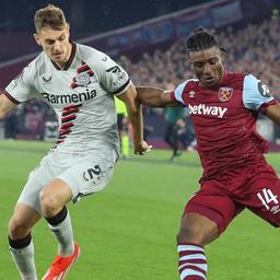 Mohammed Kudus (r) von West Ham in Aktion gegen Josip Stanisic von Leverkusen