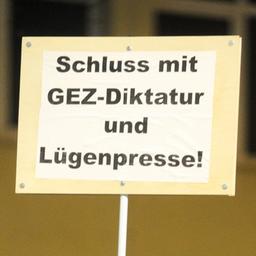 Demo-Schild "Schluss mit GEZ-Diktatur und Lügenpresse"
