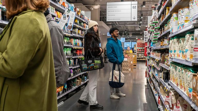 Kunden eines Whole Foods Market-Supermarkt in New York 