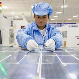 Arbeiterin an einer Produktionslinie für Photovoltaik-Module in einem Industriepark für neue Energie in Bijie im Südwesten Chinas.