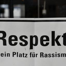 Symbolbild Thema Rassismus: Ein Schild mit der Aufschrift "Respekt! Kein Platz für Rassismus"