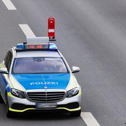 Symbolbild:Ein Einsatzfahrzeug, Streifenwagen, der Polizei steht mit Blaulicht auf einer abgesperrten Autobahnausfahrt.(Quelle:picture alliance/Fotostand/Gelhot)