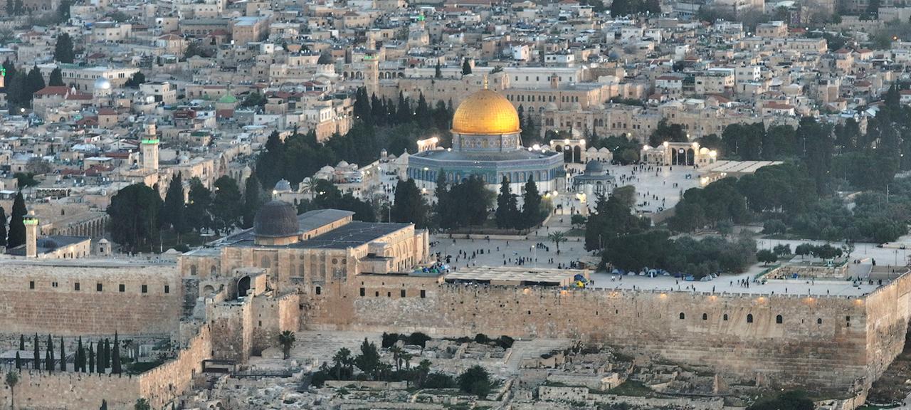 Eine Drohnenaufnahme zeigt den Templeberg mit dem Felsendom (hinten), der Al-Aksa-Moschee (vorne) und der Klagemauer (links).