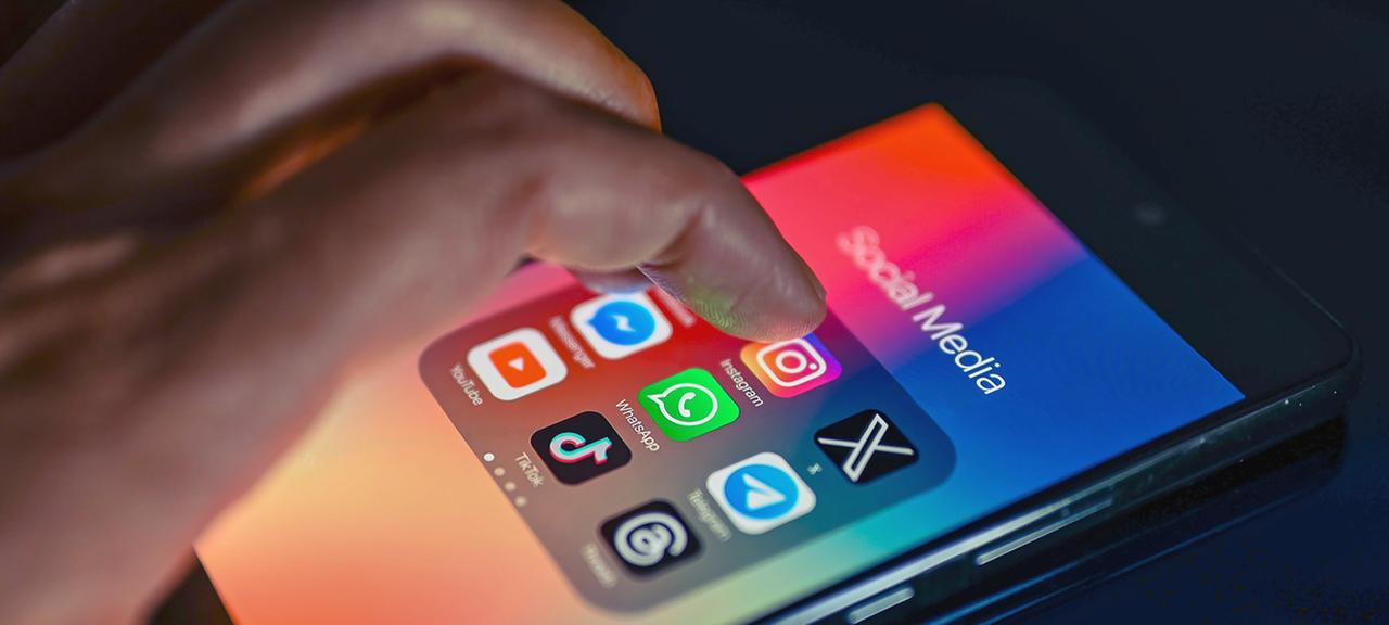 Smartphone mit verschiedenen Socialmedia icons