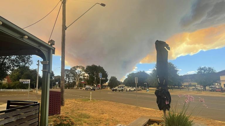 Eine große Rauchsäule ist unweit der australischen Stadt Ballarat zu sehen.