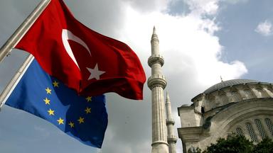 Die türkische und die EU-Flagge sind in Istanbul zu sehen (Archivbild).