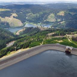 Das Oberbecken und der etwa 300 Meter tiefer gelegene Stausee des Pumpspeicherwerkes Goldisthal 