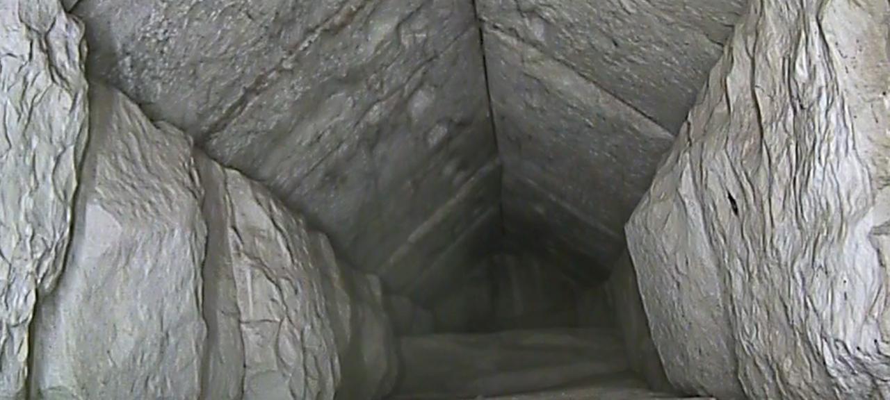 Blick in einen Tunnel der Cheops-Pyramide.