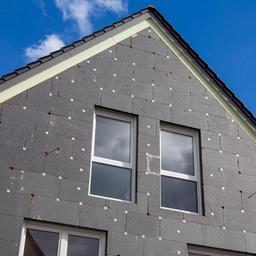 Wärmedämmung einer Hausfassade an einem Einfamilienhaus