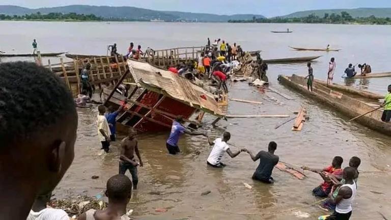 Menschen bergen die Überreste eines Bootes in der Zentralafrikanischen Republik.