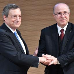 Italiens Ministerpräsident Draghi schüttelt dem algerischen Premier Benabderrahmane die Hand
