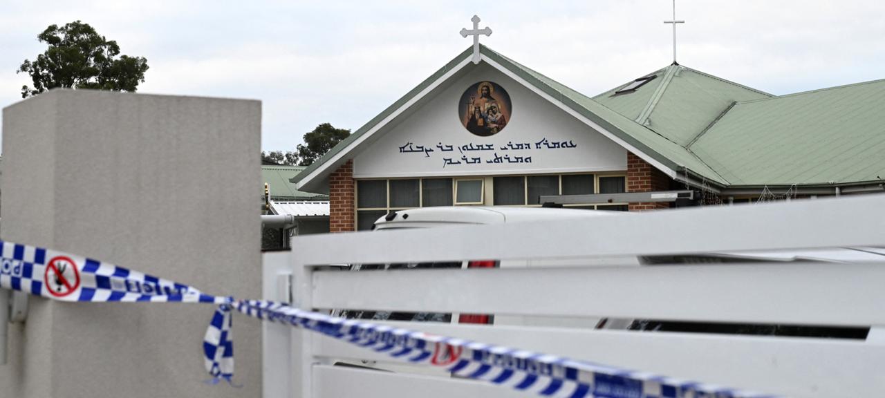 Absperrband hängt nach einem Messerangriff vor der "The Good Shepherd Church" in Sydney.