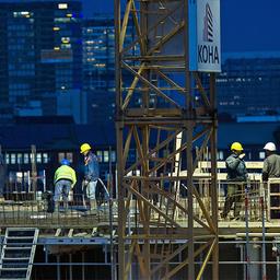 Bauarbeiter arbeiten auf einer Baustelle in der Hafencity in Hamburg.