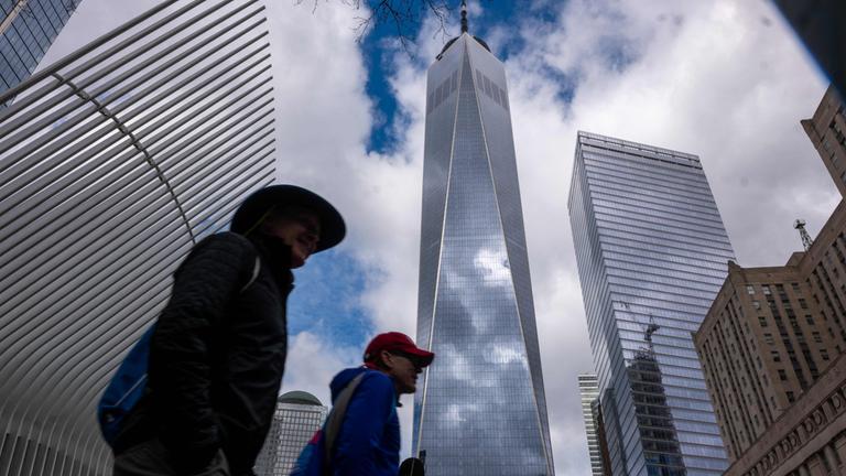 Passanten vor dem Wolkenkratzer One World Trade Center jruz nach dem Beben in Manhattan