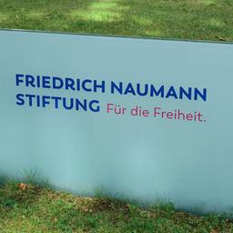 Das Schild der Naumann-Stiftung im im Potsdamer Stadtteil Babelsberg.