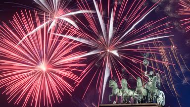 Ein Feuerwerk ist während Deutschlands größter Silvesterparty hinter dem Brandenburger Tor zu sehen. (Archivbild: 01.01.2018)