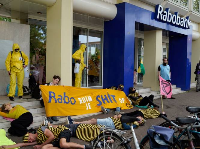 Demonstranten XR blokkeren pand van Rabobank in Den Haag, groepje ketent zich vast in gebouw