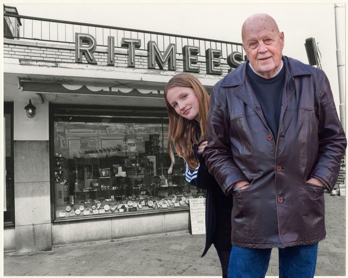 Leo van der Velde en kleindochter Rachel, met op de achtergrond de sigarenwinkel op de hoek van de Gevers Deynootweg in 1978.