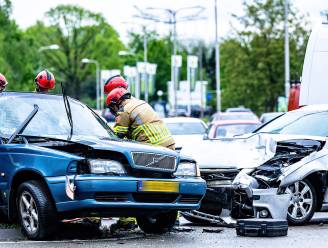 Meerdere gewonden bij botsing in Tilburg, politie vermoedt dat een van de bestuurders door rood reed
