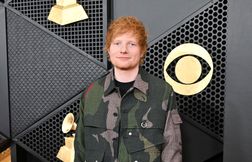 Ed Sheeran offre un concert surprise aux enfants dans une école britannique