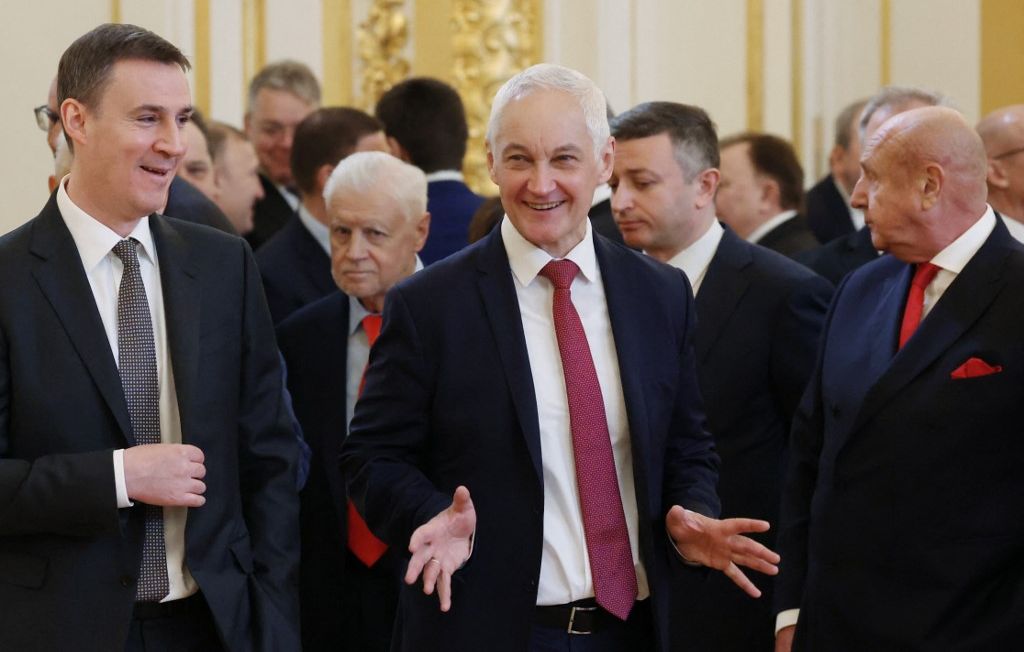 Andreï Belooussov, (au centre), un économiste de formation, remplace au ministère de la Défense Sergueï Choïgou qui a été limogé dimanche soir par Vladimir Poutine.