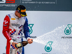 Dennis wint ePrix Rome en profiteert van crashende titelrivalen