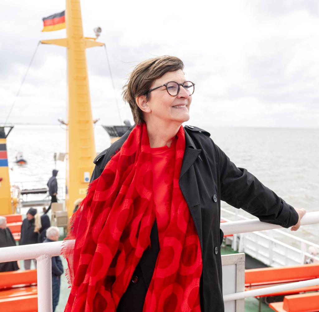 Saskia Esken, SPD-Bundesvorsitzende, auf der Fähre nach Norderney