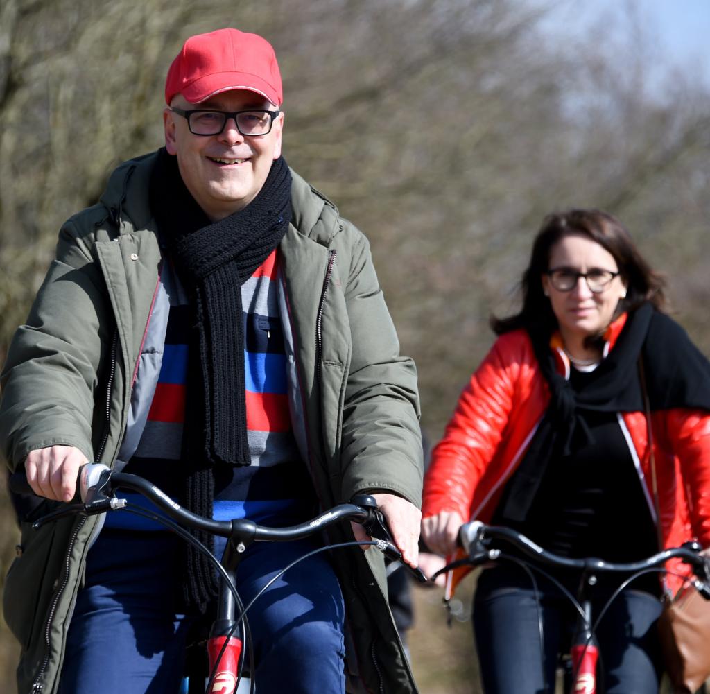Ministerpräsident Torsten Albig (SPD) radelt in Warder zusammen mit seiner Lebensgefährtin Bärbel Boy durch den Tierpark