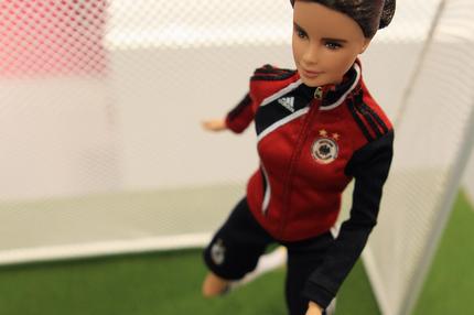 Kick it like Barbie: Die Puppe ist Nationalspielerin Birgit Prinz nachempfunden