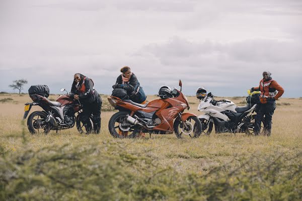 Motorradfahrerinnen in Tansania