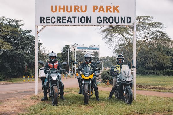Motorradfahrerinnen in Kenia