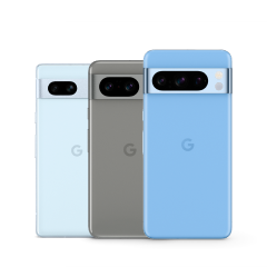 Drei Google Pixel Smartphones nebeneinander aufgestellt.