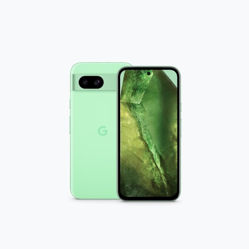 Vorder- und Rückseite des Pixel 8a in Aloe. Auf dem Frontdisplay ist ein grünes Mineral zu sehen.