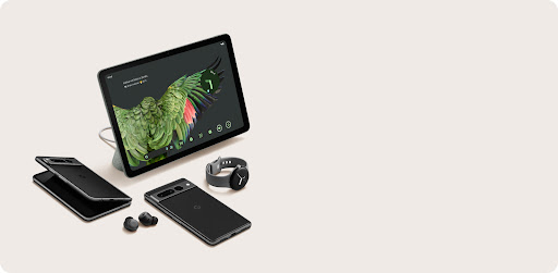 Ein Foto mit Pixel Tablet, leicht geöffnetem Pixel Fold, Pixel 7a, Pixel Buds Pro und Pixel Watch