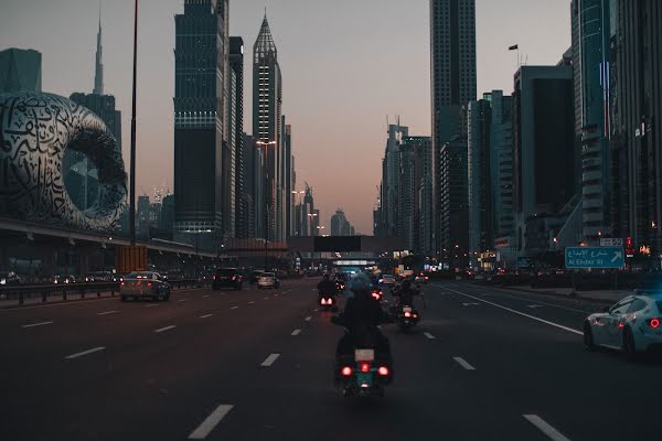 Motorradfahrerinnen in den Vereinigten Arabischen Emiraten