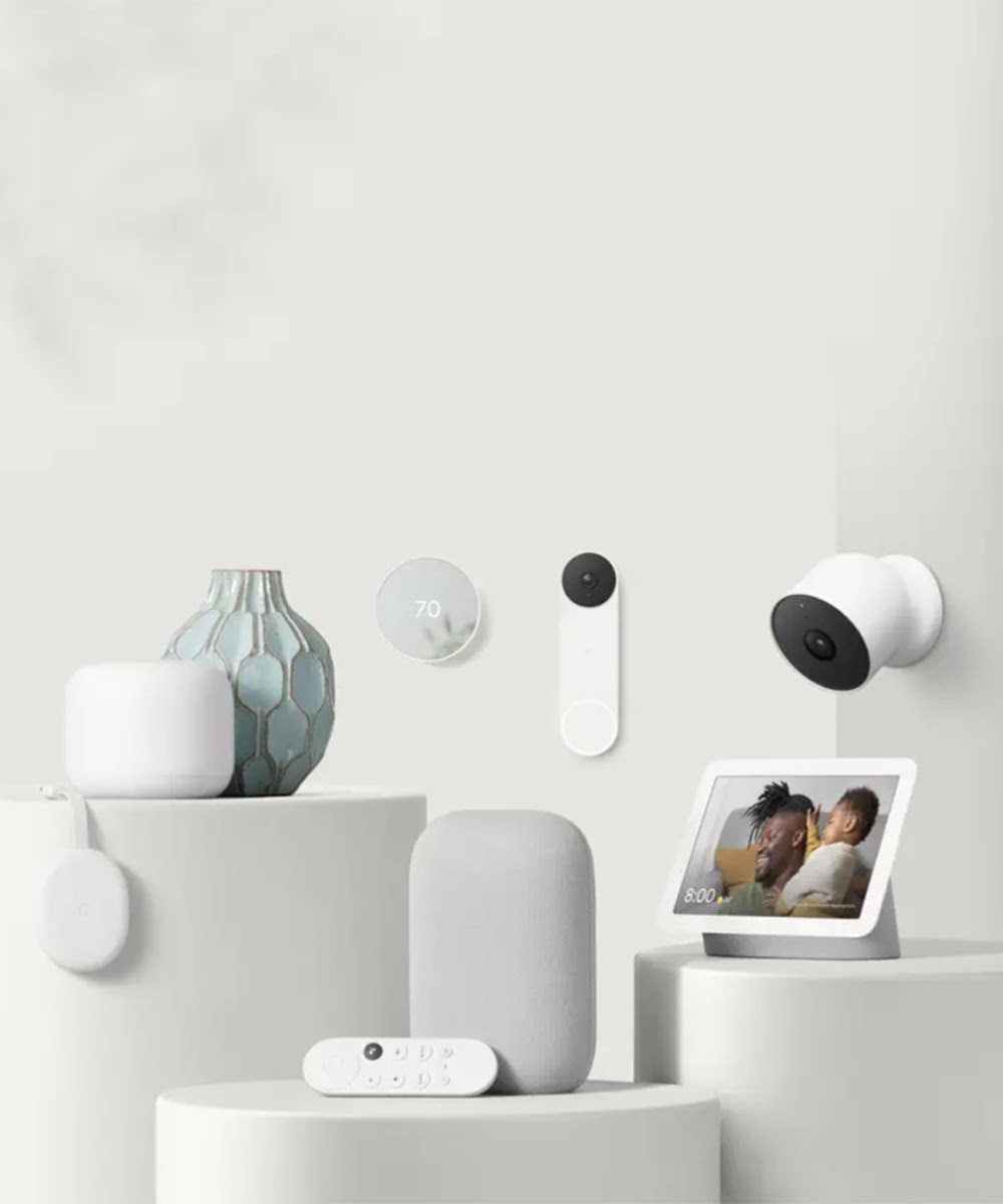 Verschiedene Google Nest-Smart-Home-Geräte, darunter Nest Doorbell, Nest Wifi, Nest Cam, Nest Thermostat, Chromecast mit Google TV, Nest Audio und Nest Hub.