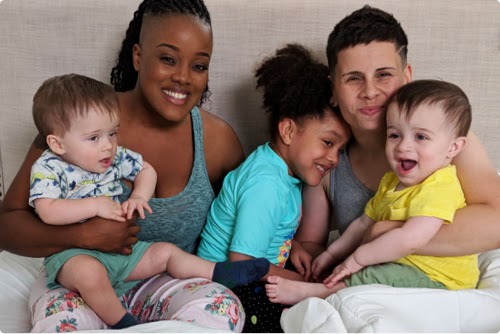 Ebony und Denise (@Team2Moms auf YouTube) mit ihren drei Kindern Olivia, Jayden und Lucas