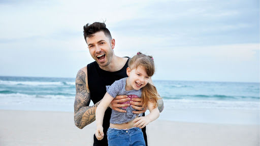 Dwayne mit seiner Tochter Liberty am Strand in Australien.