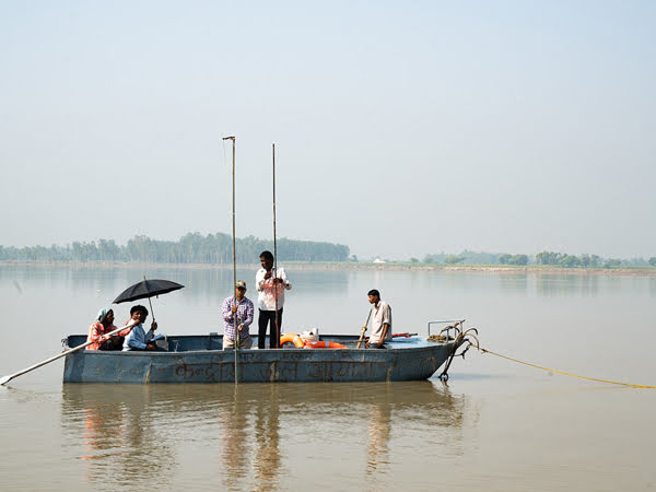 Crew misst die Tiefe eines Flusses in Indien
