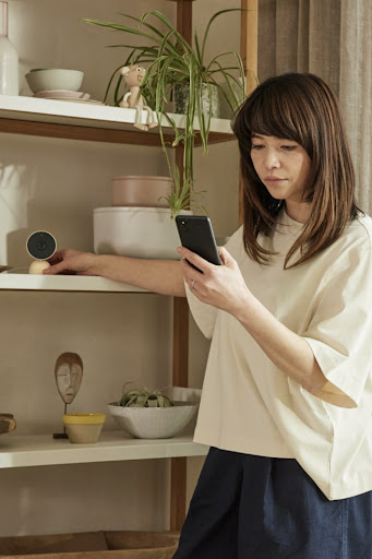 Eine Person steuert ihre Smart-Home-Geräte über ihr Pixel Smartphone.