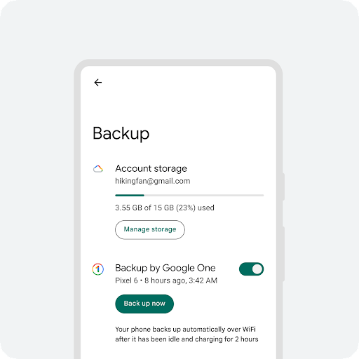 Contorno de um smartphone Android contendo informações de backup.  As informações mostradas incluem a conta do Gmail associada, detalhes de armazenamento utilizado e disponível, botão de ação para gerenciar o armazenamento, opção de backup do Google One ativada, botão de ação para fazer backup agora e texto informando que o smartphone faz backup automaticamente quando conectado a uma rede Wi-Fi após ficar inativo e carregando por duas horas.