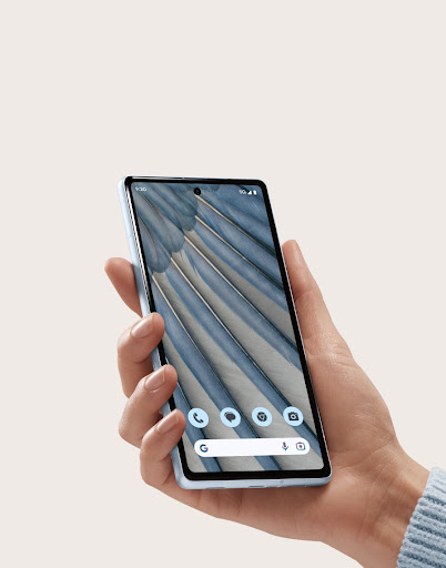 Eine Hand hält Pixel 7a, sodass das brillante Display zur Geltung kommt.